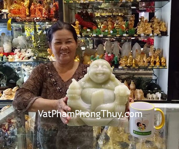 Cô Vinh - khách hàng mua tượng Phật Di Lạc cẩm thạch ngồi PDL-CTN
