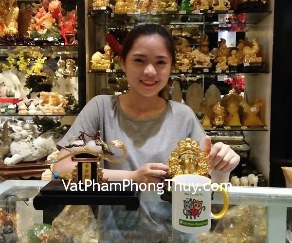 Chị Nhi- Khách hàng mua Thiềm Thừ vàng kim đế xoay vừa K144M, Gậy như ý hợp kim đào bạch ngọc G132A và Tranh đá quý hoa mẫu đơn TPC04
