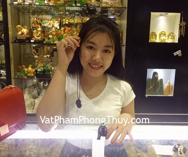 Chị Trân- khách hàng mua tỳ hưu đeo cổ hắc ngà cõng tiền lớn S127, tỳ hưu đeo cổ thạch anh trắng vảy rồng S406, rùa đầu rồng hắc ngà LM110