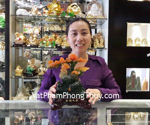 Chị Ly - khách hàng mua tượng gia đình gà xanh bên cây tài lộc G023A