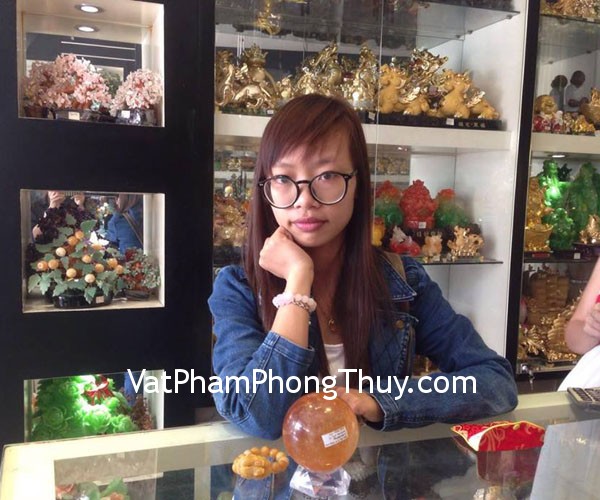 Chị Hương - khách hàng mua quả cầu thạch anh vàng M191 và vòng tay tỳ hưu đá ngọc Hoàng long S6010