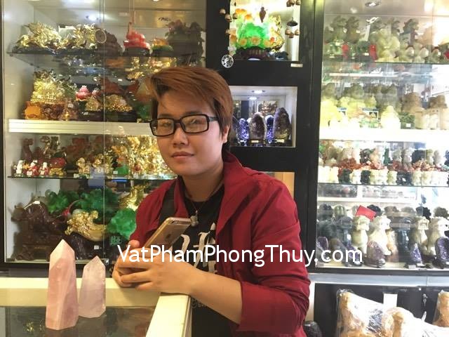 Chị Trâm - khách hàng mua trụ đá thạch anh tím H053-1779, và trụ đá thạch anh hồng HM056-1-1804