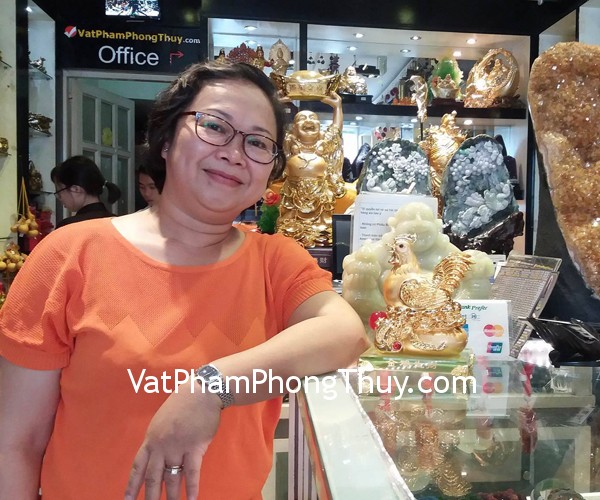 Cô Giang - khách hàng mua tượng gà trên đống tiền vàng G071A
