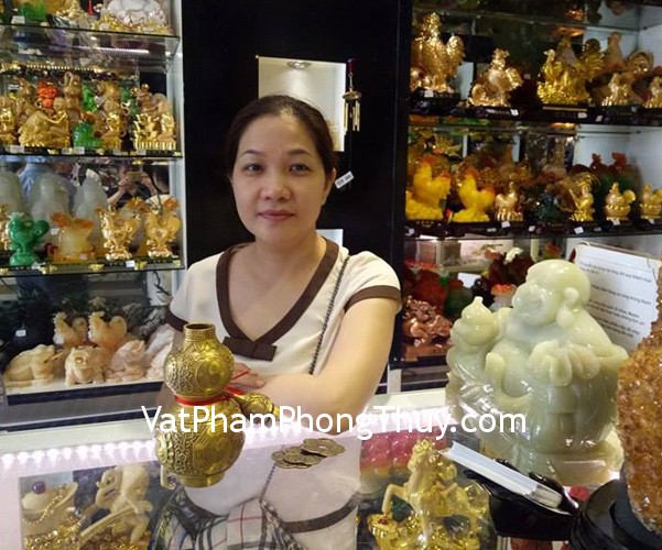 Chị Oanh - khách hàng mua hồ lô khảm bát quái D243, xu mai hoa CC1139 và xâu tiền năm đế vương CC1136