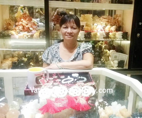 Cô Mai - khách hàng mua Tiền Ngũ phúc CC2027, Tiền xu càn long CC2008, Phật Quan Âm Phỉ Thúy S6328,Chuỗi Phỉ thúy A+ 14 li S6396, Chuỗi thạch anh đen 10 li S6412, Chuỗi mặt trăng A+ S6358-1869, Tỳ hưu Phỉ thúy S5151-3161, Hồ lô tự nhiên CC2023, Bát quái hổ phù nhỏ K1220, Bát quái hổ phù lớn K1219
