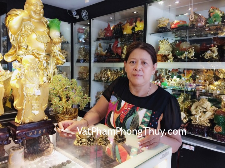 Cô Hà - khách hàng mua thiềm thừ đồng D213, rùa đầu rồng cõng như ý D231, rùa đầu rồng cõng con D230