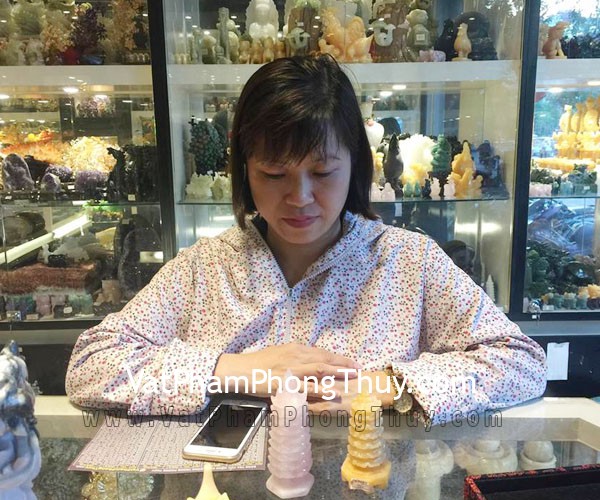 Chị Hằng - khách hàng mua tháp văn xương đá ngọc hoàng long và tháp văn xương thạch anh hồng