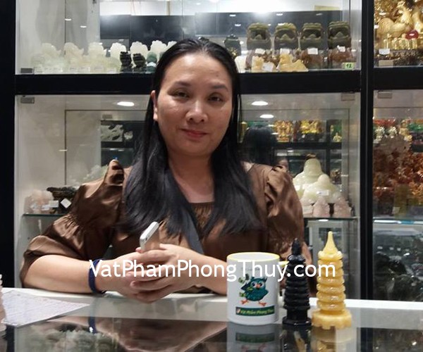 Chị Phương Lan - khách hàng mua tháp văn xương thạch anh hồng GM171, tháp văn xương ngọc đông linh GM065, quả cầu thạch anh trắng GM148-1518 và mặt ve ngọc phỉ thúy S6509
