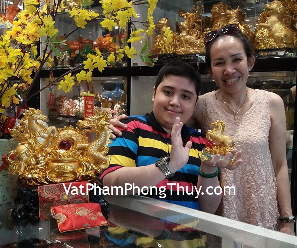 Cô Thúy - khách hàng mua tượng long mã vàng C073A, ngựa bên châu đỏ C109A, chuỗi ngọc phỉ thúy xanh S6676 và mặt tỳ hưu S6319