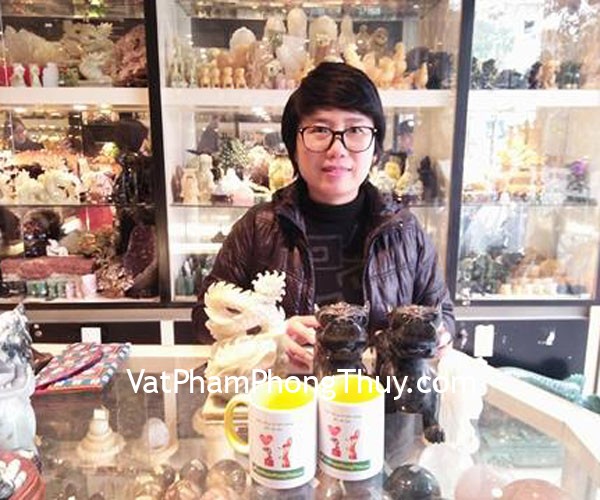 Chị Thuý Nga - khách hàng mua tượng tỳ hưu Độc Ngọc và rồng cẩm thạch đứng N075