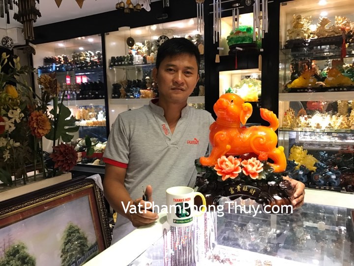 Anh Thanh - khách hàng mua tượng chó cam bên hoa mẫu đơn C013A