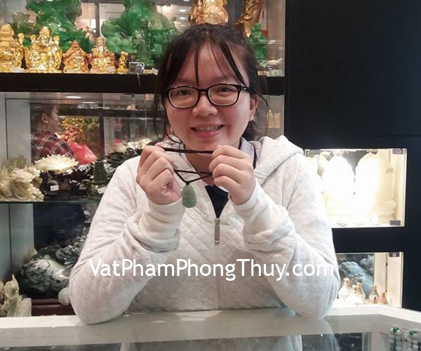 Chị Thủy - khách hàng mua mặt phật Phổ Hiền Bồ Tát ngọc đông linh S6338-4