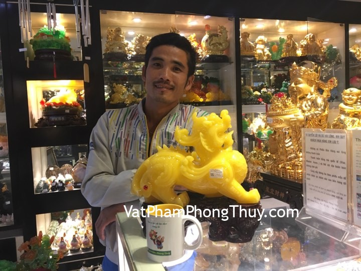 Anh Toản - khách hàng mua Tỳ hưu ngọc vàng đế gỗ C043A