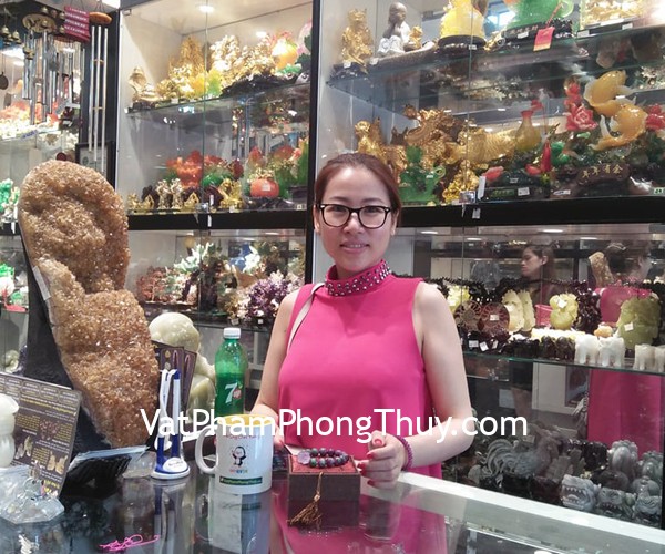 Chị Linda - khách hàng  mua chuỗi ruby Nam Phi S6245-S3-12826 và mặt tỳ hưu thạch anh tím vảy rồng S763