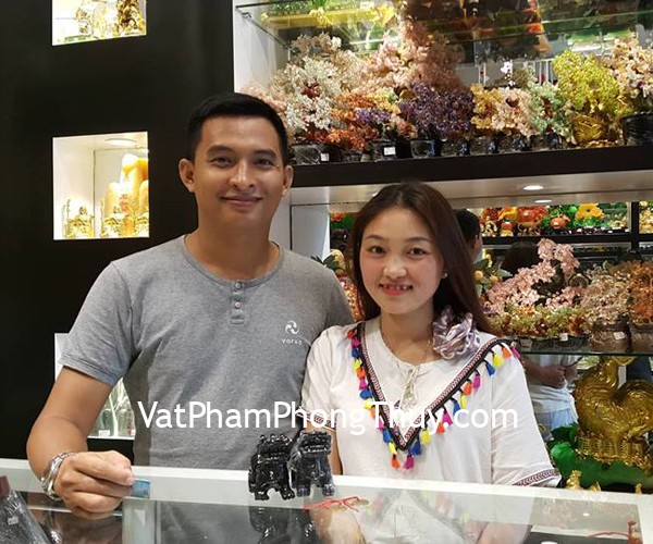 Vợ chồng anh Thái - khách hàng mua cặp tỳ hưu bắc kinh đen chuẩn BKD-S, mặt phật bản mệnh S6337-6 và tỳ hưu thạch anh trắng S406