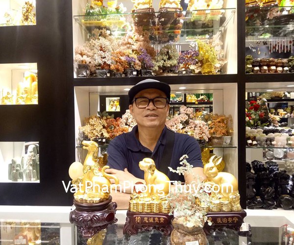 Chú Lén - khách hàng mua cây tài lộc KC094, KC026, tượng chó vàng kéo xe C023A và thỏ vàng trên châu đỏ H424G