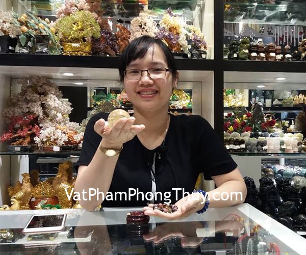 Chị Hằng - khách hàng mua quả cầu thạch anh vàng GM150-5832 và chuỗi hồng lục bảo S6660-5964
