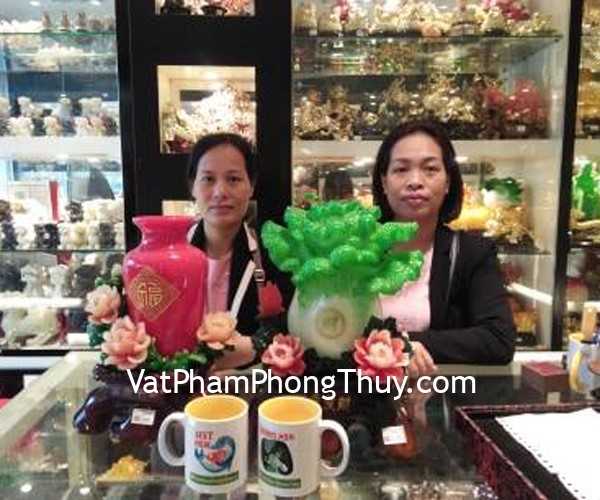 Chị Hạnh - khách hàng mua tượng bắp cải C163A và bình mẫu đơn G122A