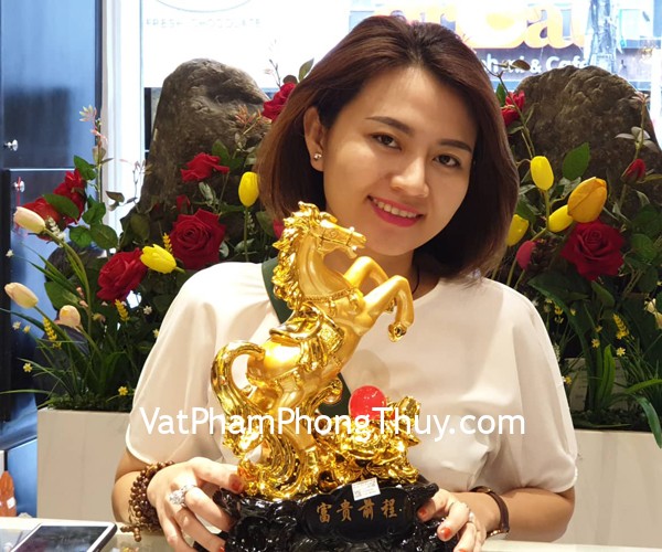 Chị Duyên - khách hàng mua tượng ngựa LN127 và mặt mẫu đơn thạch anh S6061
