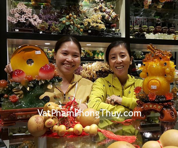 Chị Loan, chị Thi - khách hàng mua tỳ hưu đa sắc LN041, thiềm thừ thần tài LN088, LN089, gậy như ý LN209, xâu tiền chiêu tài CC2024, CC1130 và một số vòng trang sức S6837, S6793....