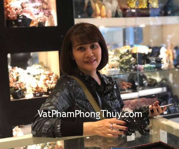 Chị Hiền - khách hàng mua tượng tỳ hưu Bắc Kinh đen trung BKĐ-M