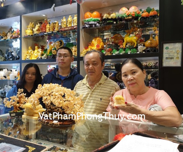 Cô Yến - khách hàng mua cóc ba chân đá Hoàng Long vàng GM021, vòng tay đá mắt mèo vân nâu và vân xám S6835, S6823