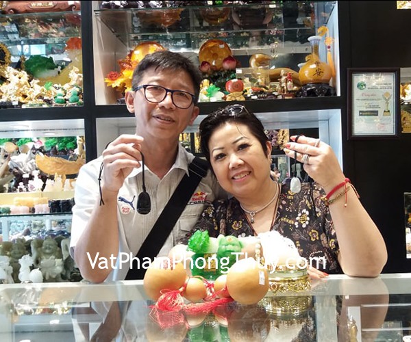 Vợ chồng cô Hà - khách hàng mua tượng heo cõng bắp cải xanh LN022, thiềm thừ trắng LN104, hồ lô tự nhiên CC2025 và mặt phật bản mệnh bình an cho tuổi S6865, S6340, S6337, S6484, S6842