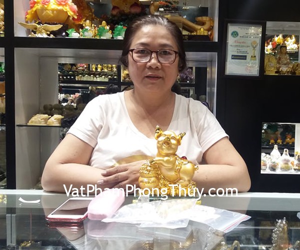 Cô Hồng - khách hàng mua tượng heo vàng LN034, chuỗi tỳ hưu phỉ thúy S6686 và chuỗi tỳ hưu đá hoàng long S6010
