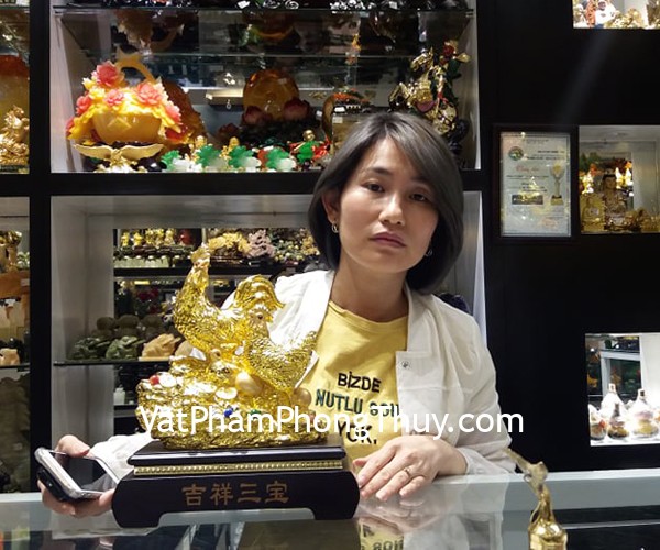 Chị Bích Liên - khách hàng mua tượng gia đình gà bên kim bảo G008A, G012A và phật bản mệnh mắt mèo tuổi Tý S6720-1