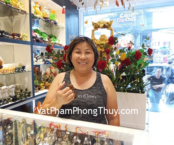 Cô Ly - khách hàng mua mặt tỳ hưu vảy rồng đá mắt mèo S931