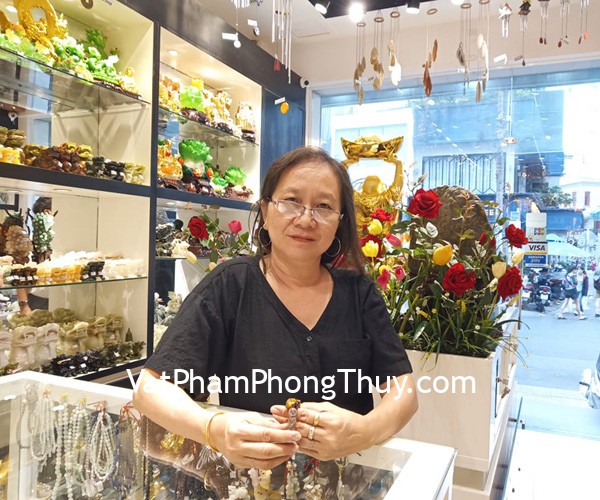 Cô Tiền - khách hàng mua chuỗi thạch anh tóc đen S6749-S3-3414 và tỳ hưu mắt mèo S6850