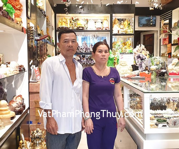 Vợ chồng chú Thới - khách hàng mua vòng ngọc Myanmar cao cấp S6623
